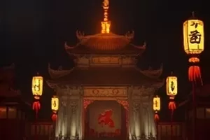 《四月的风筝线》横版封面，春日草地上绷紧的风筝线与风筝