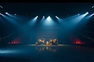 《第七码头的信》横版封面，潮湿码头边散落的信封与铁质护栏