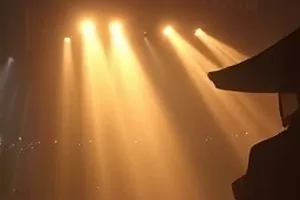 《周末不下班》横版封面，深夜办公室里亮着的一盏台灯